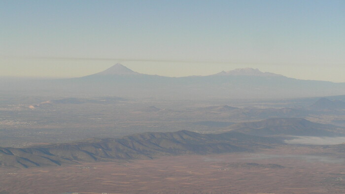 1. Popocatepetl (vľavo) a Iztaccihuatl, druhý a tretí najvyšší vrch Mexika - 2017.JPG