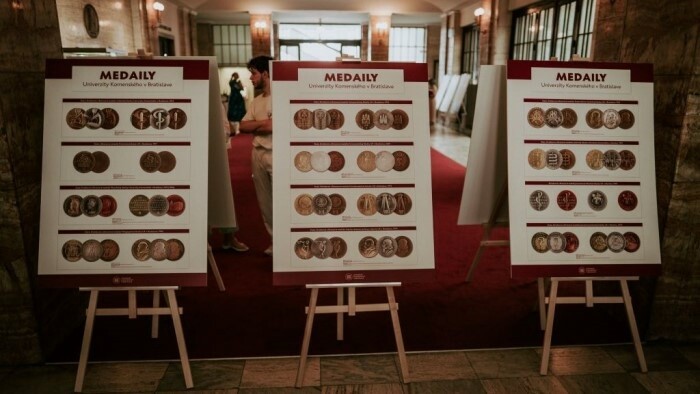 La Universidad Comenius durante cien años edita medallas conmemorativas