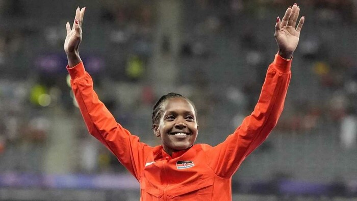 Keňanka Kipyegonová získala tretie zlato za sebou. Záverečný atletický večer priniesol dva olympijské rekordy