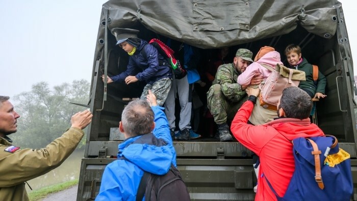 Бороться с наводнениями помогают военные 