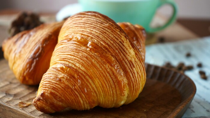 Viete, ako by sa mal správne jesť croissant? Možno ste to celý život robili zle (VIDEO)