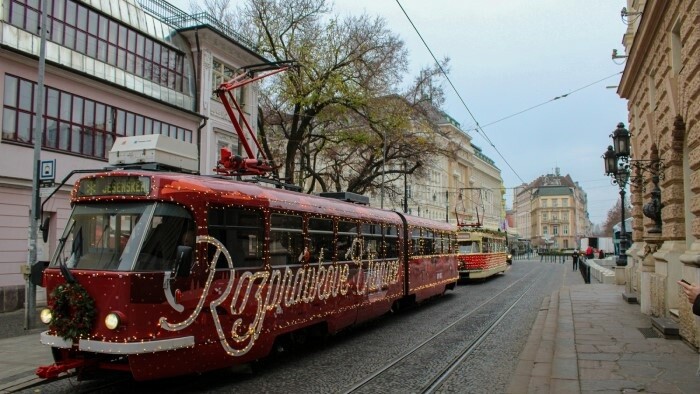 Tranvía de Navidad en las calles de Bratislava