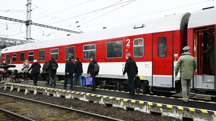 Hoci majú vynovené a moderné železničné stanice, žiadne vlaky u nich nestoja