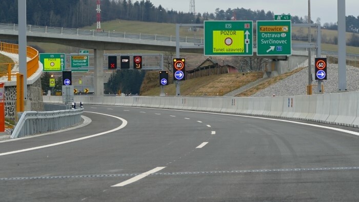 Grüne Brücke über der Autobahn D3 fast fertig