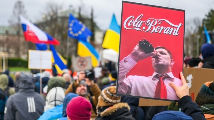 Paz para Ucrania denuncia a Fico ante la Procuraduría General y la gente protesta contra el premier en Bratislava