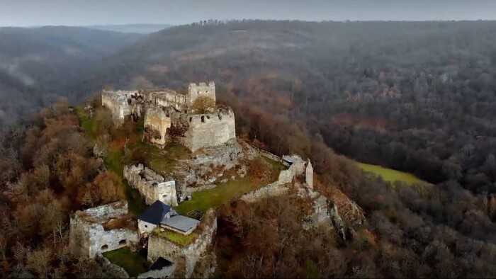 Tajomný hrad Čabraď: Prepadli sa tu ľudia po kliatbe aj s hostincom pod zem?