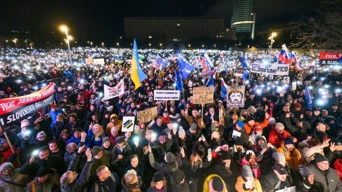 Las calles de diversas ciudades acogen protestas contra la política de Robert Fico