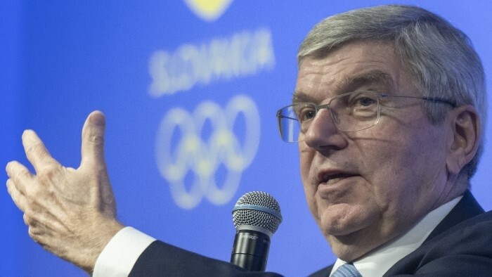 Le président du CIO pose la première pierre du stade olympique 