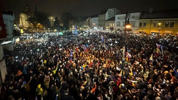 Tisíce ľudí sa stretlo na proteste proti krokom vlády