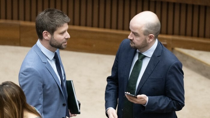 Opposition verließ die Parlamentssitzung zur Abberufung der Regierung