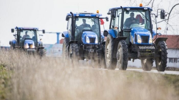 Slovak and Czech farmers block border in protest against food import agreement