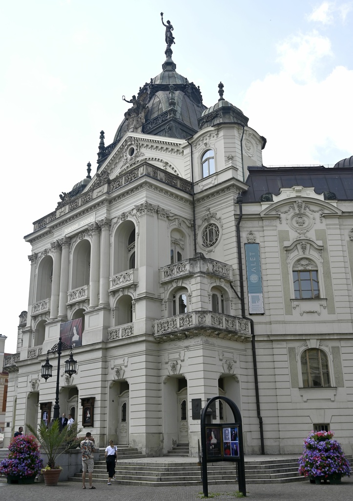 Narodne_divadlo_Kosice_napis_004967764_TASR.jpg