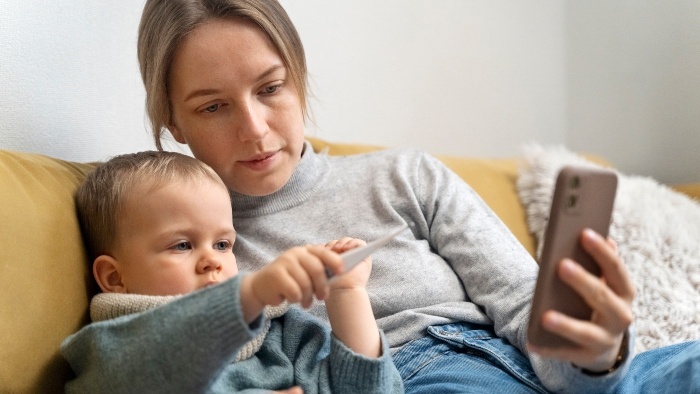 Ak otec a mama varia, šoférujú, či zaspávajú s mobilom v rukách, dieťa nebude iné