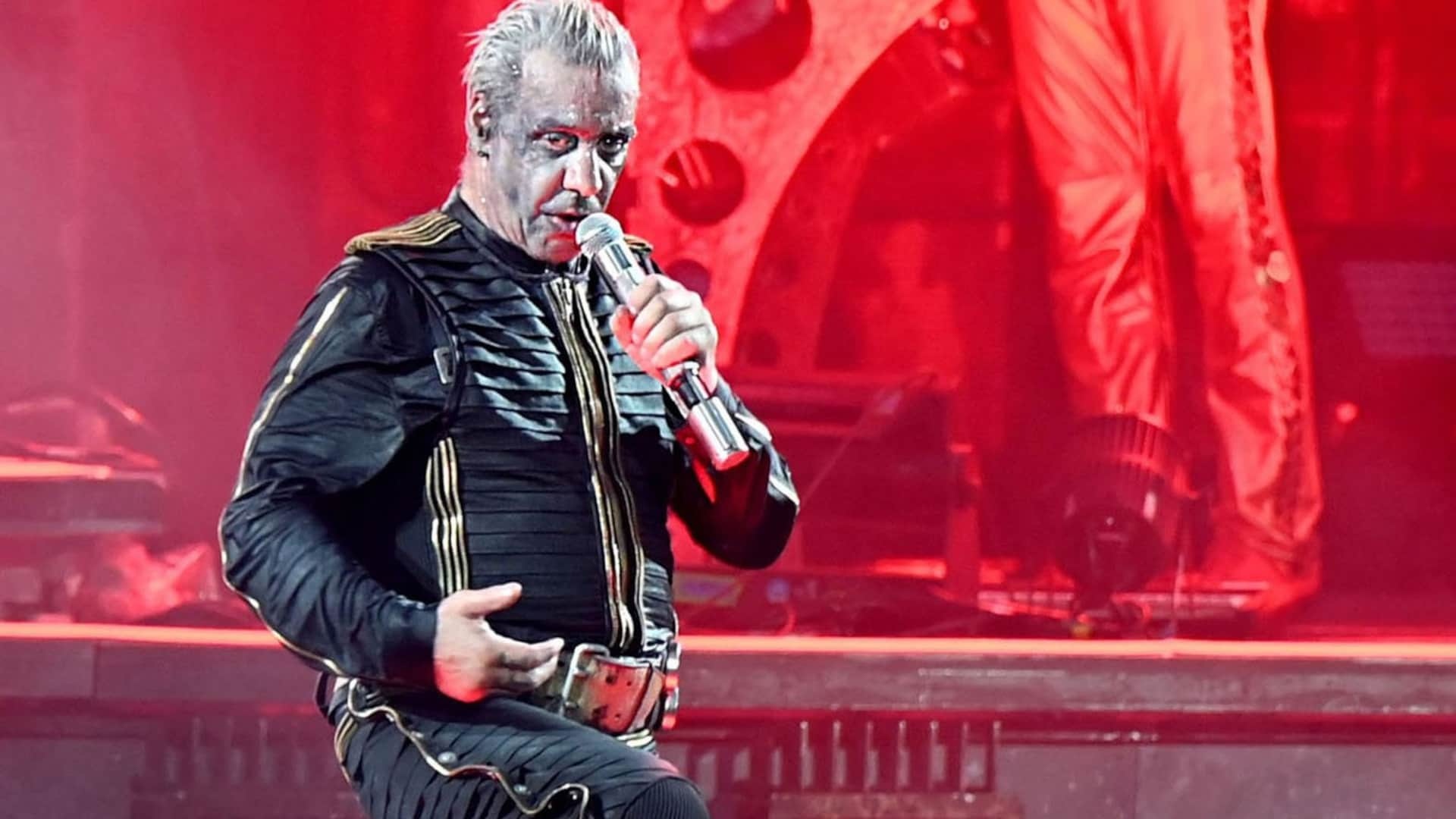 Till Lindemann z Rammsteinu ponúka v Bratislave mládeži neprístupnú šou