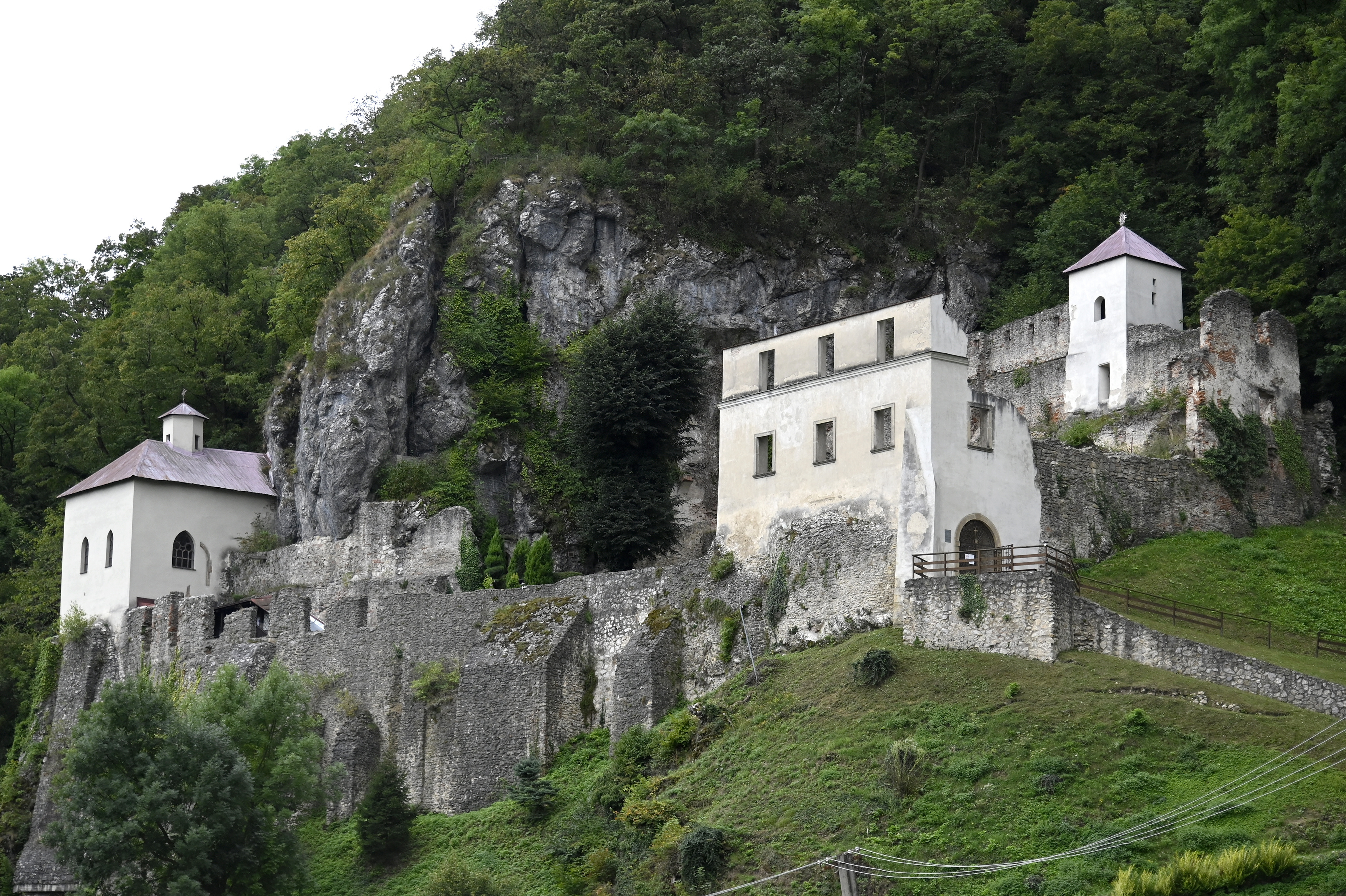 Najstaršie pútnické miesto i jaskyňa na Slovensku. Tento kláštor inšpiruje