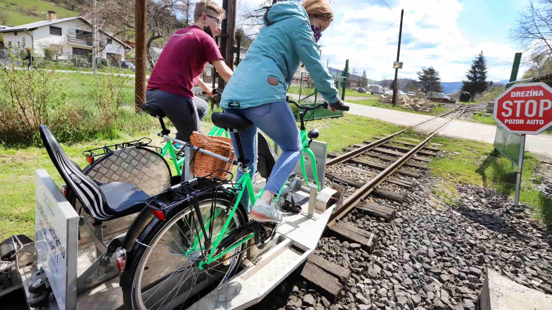 Šli ste už po železničnej trati na bicykli? Takýto cyklovýlet ste ešte nezažili