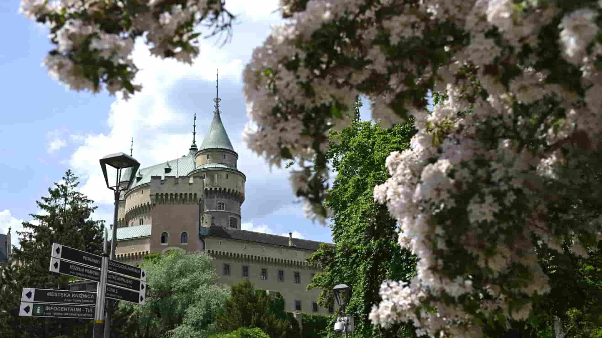 Veľkolepý víkend v Bojniciach. Príďte upáliť bosorku, spoznajte kata