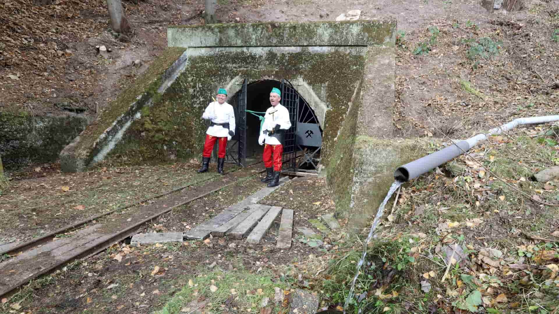 Vyberte sa dobrodružnou cestou pod zem za permoníkmi. Ukazuje svetlo na konci tunela