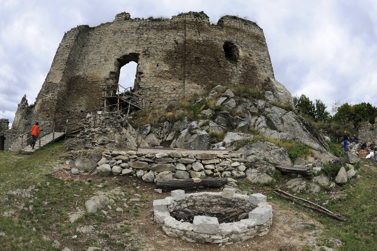 Tip na výlet: Na hrade Kapušany sú zbojníci, rytieri a veľa vykopávok