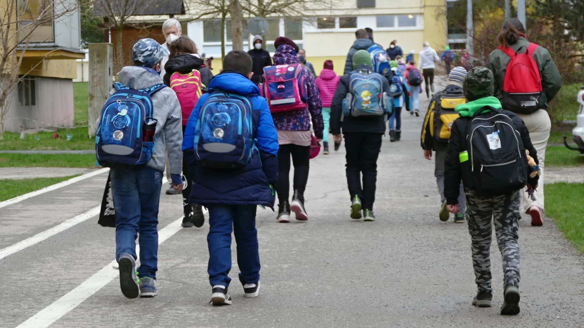 Školskú tašku by deti nemali nosiť na jednom ramene, radí ortopedička