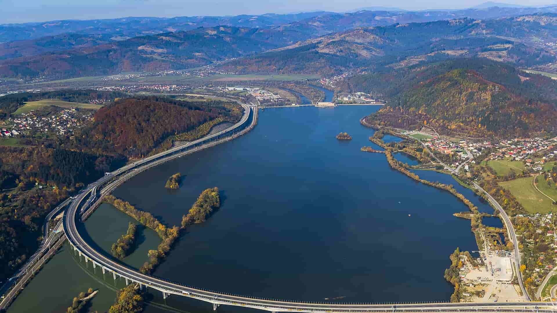 Ktorý hrad je podľa vás u nás najkrajší? Pozrite sa, kam dovidíte z Hričova