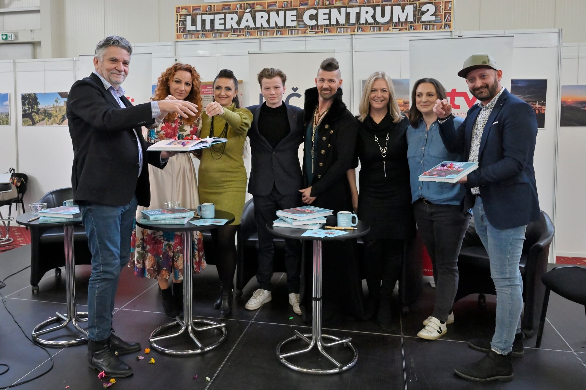 zľava generálny riaditeľ RTVS Ľuboš Machaj, finalisti Katarína Novotová, Lucia Piterka, Viliam Bajzík, Beáta Karelová, odborná g