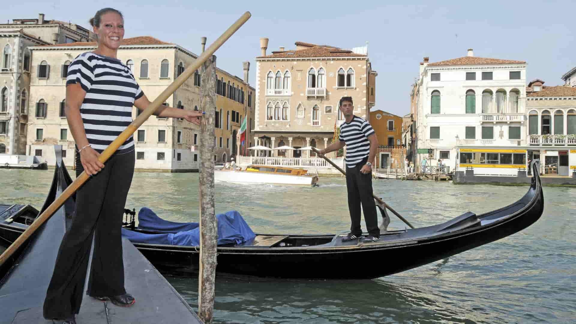 Benátky-Woman-Gondolier-TASR