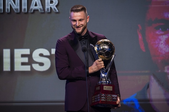 Milan Škriniar s cenou Futlista roka 2021.jpg