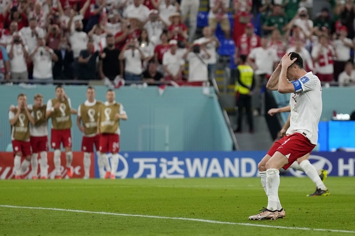 Robert Lewandovsky po nepremenenej penalte proti Mexiku