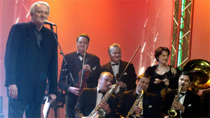 Lasica-spevák-hot serenaders swing_tasr